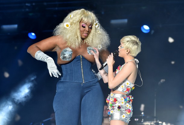 Miley-Cyrus-Grabs-Backup-Dancers-boobs
