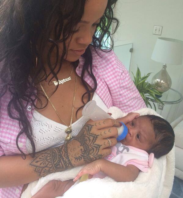 Rihanna-Auntie-1